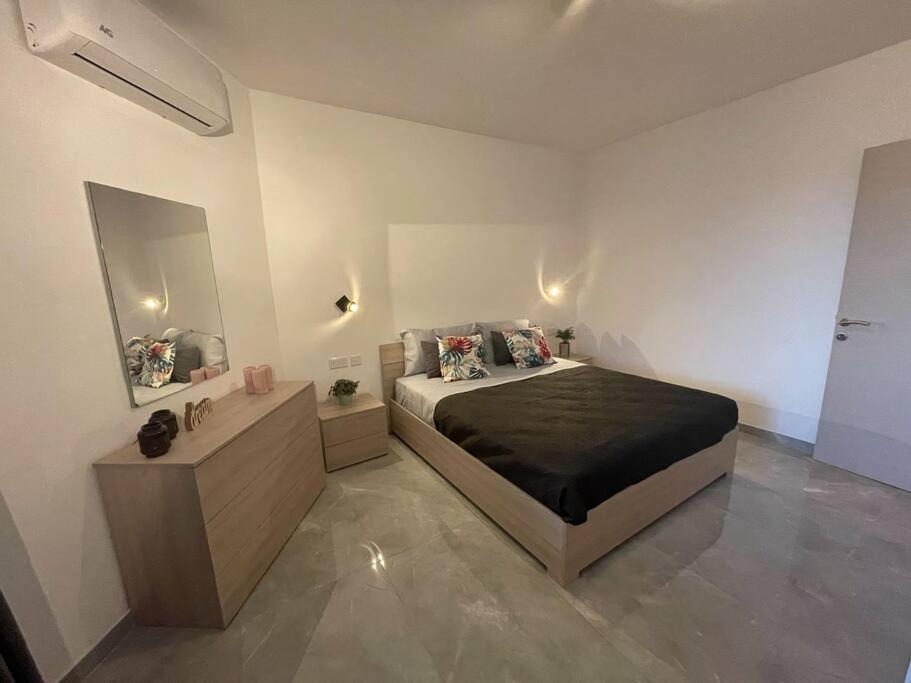 Modern 1 Bedroom Apartment 400M Away From The Sea Σεντ Πόλς Μπέι Εξωτερικό φωτογραφία